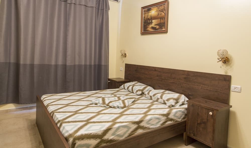 Central Laguardia Hotel