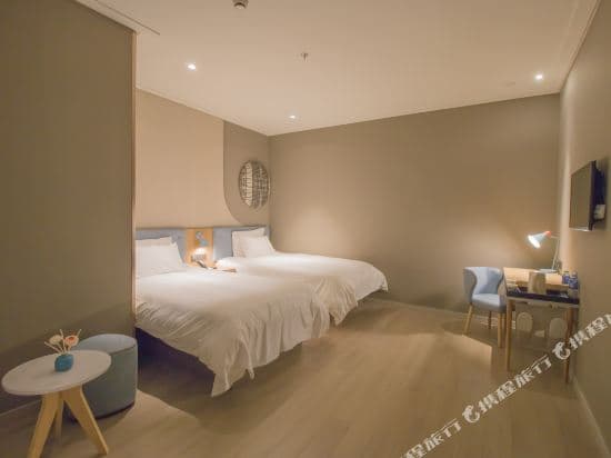 Home Inn (Shanghai the North Bund Dalian Road Metro Station)