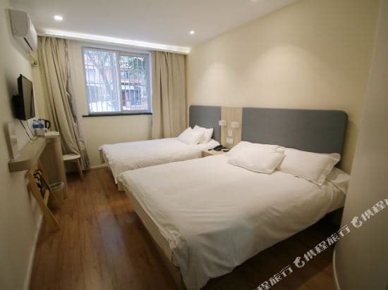 Yining Hotel (Shanghai Hongqiao Road Metro Station)