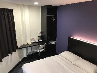 L Hotel at 51 Desker