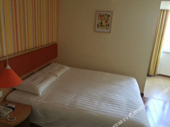 Home Inn (Shanghai Tangzhen Middle Chuangxin Road Metro Station)