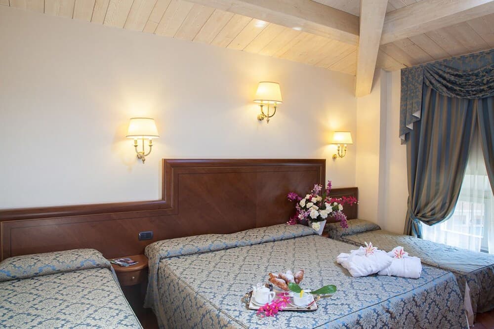Hotel Embassy