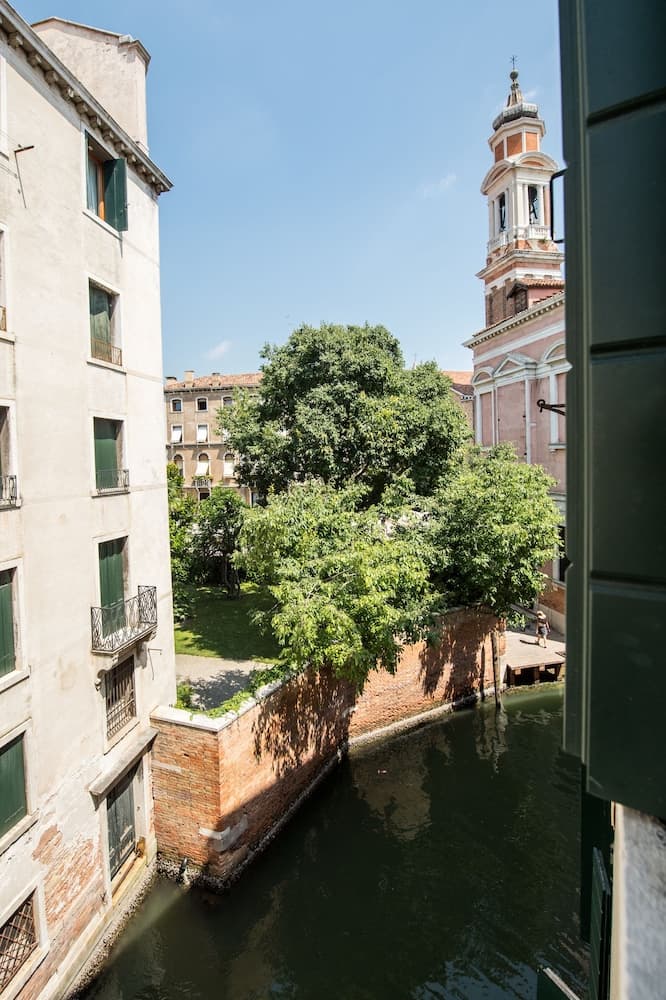 Locanda Leon Bianco on The Grand Canal
