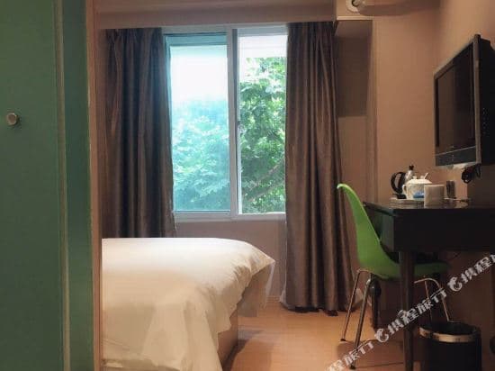 Suishi Collection Hotel (Shanghai Jiao Tong University Metro Station)