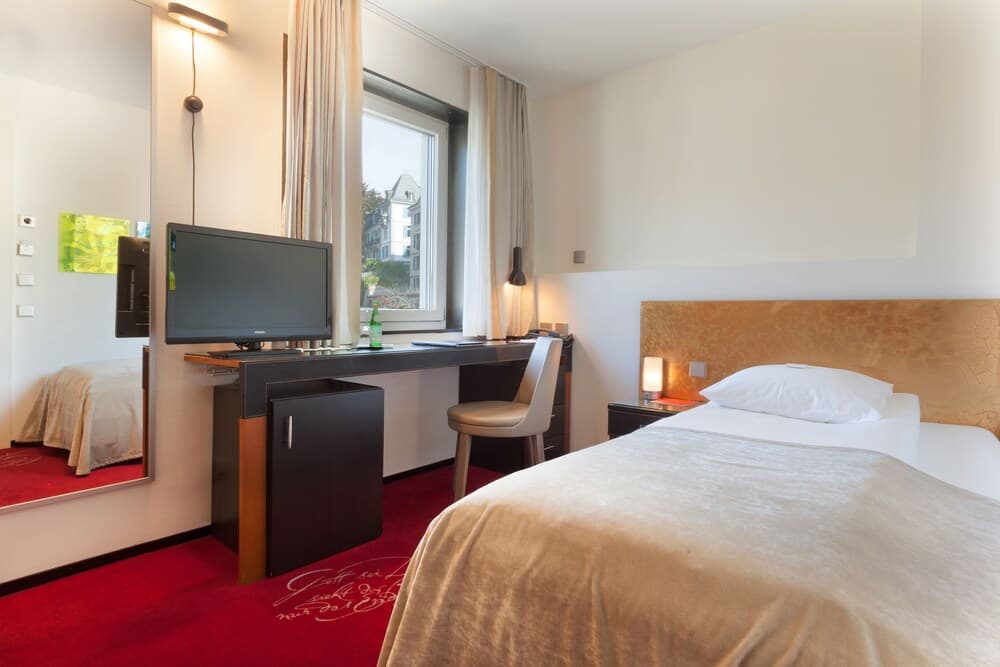 Hotel du Théatre by Fassbind