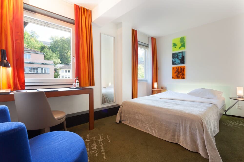 Hotel du Théatre by Fassbind