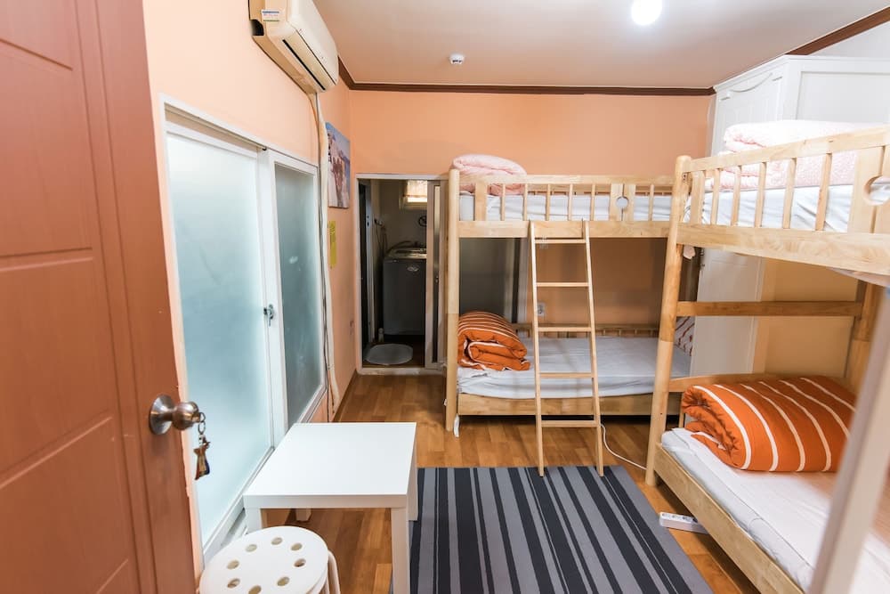 Jinhos Black Whale Guesthouse & Bar