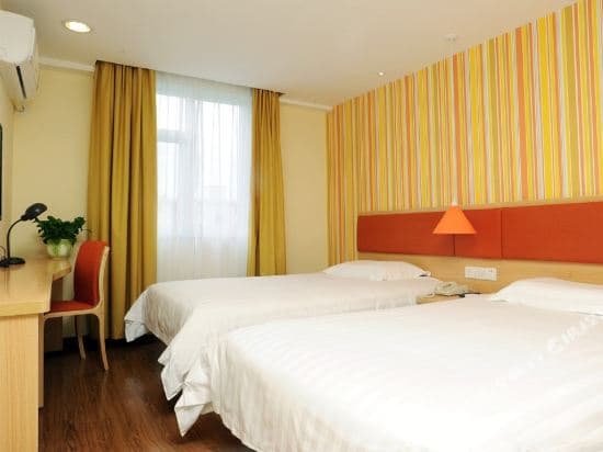 Home Inn (Shanghai Tangzhen Middle Chuangxin Road Metro Station)