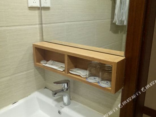 Yang Jianhua Grand Hotel (Hunan Road Fanghua Road Subway Station)
