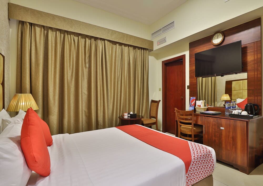 OYO 101 Click Hotel