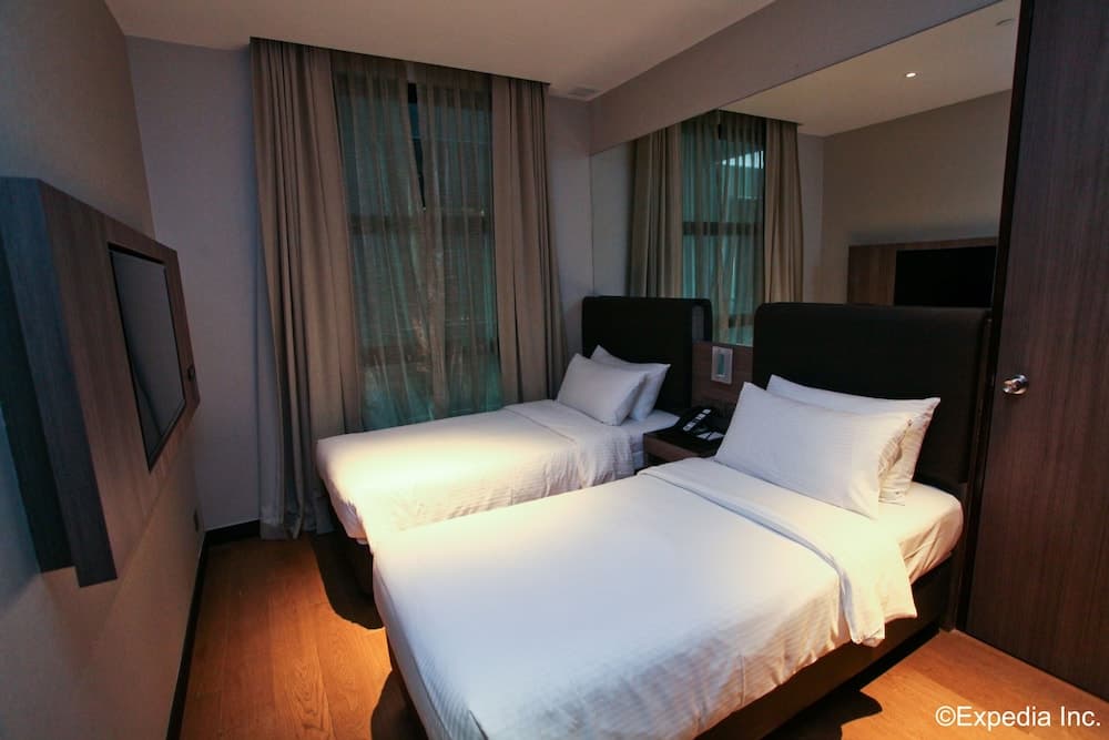 Aqueen Hotel Kitchener (Staycation Approved)