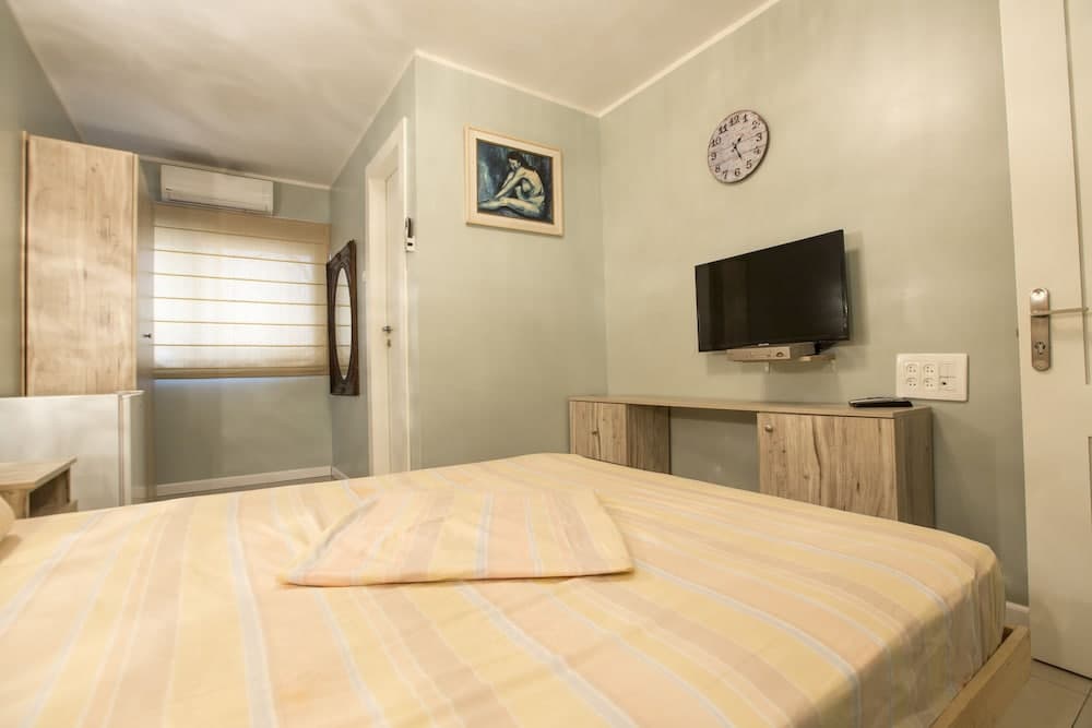 Central Laguardia Hotel