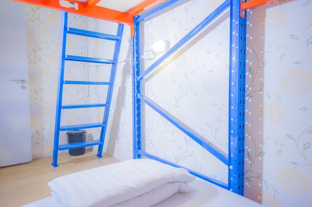 Glur Bangkok Hostel & Coffee Bar