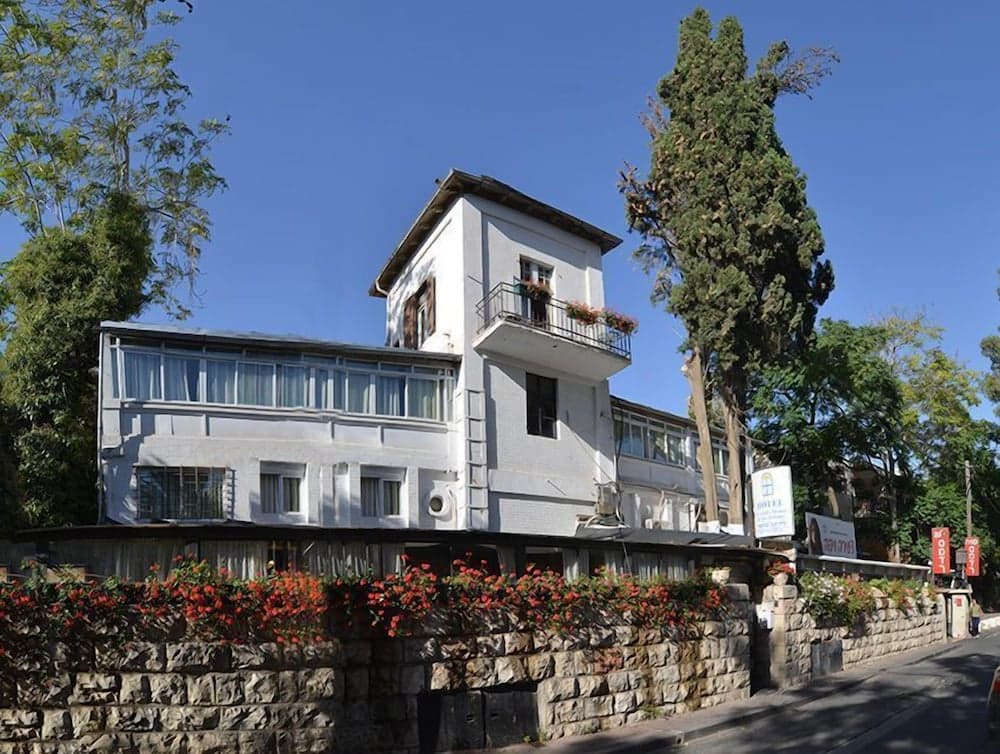 The Colony Hotel - Historical Templar's Building