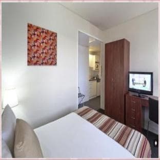 Macleay Hotel