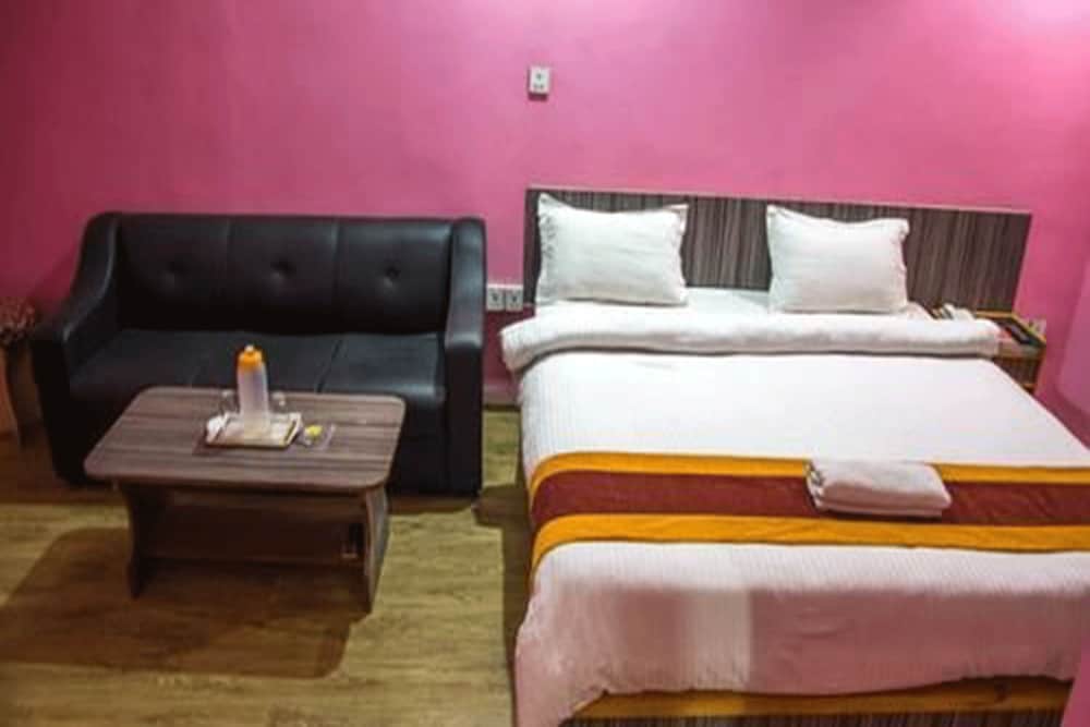 OYO 789 Hotel Shivam Plaza