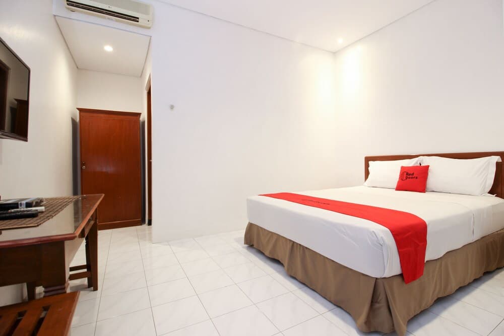 RedDoorz Plus Near Alun Alun Selatan 2