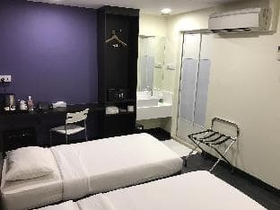 L Hotel at 51 Desker