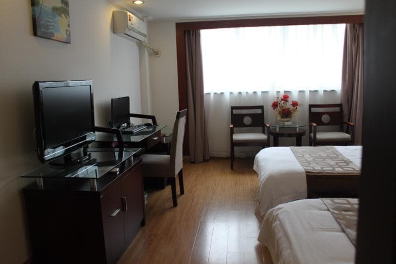 Huaren Hotel (Shanghai Wujiaochang Metro Station)