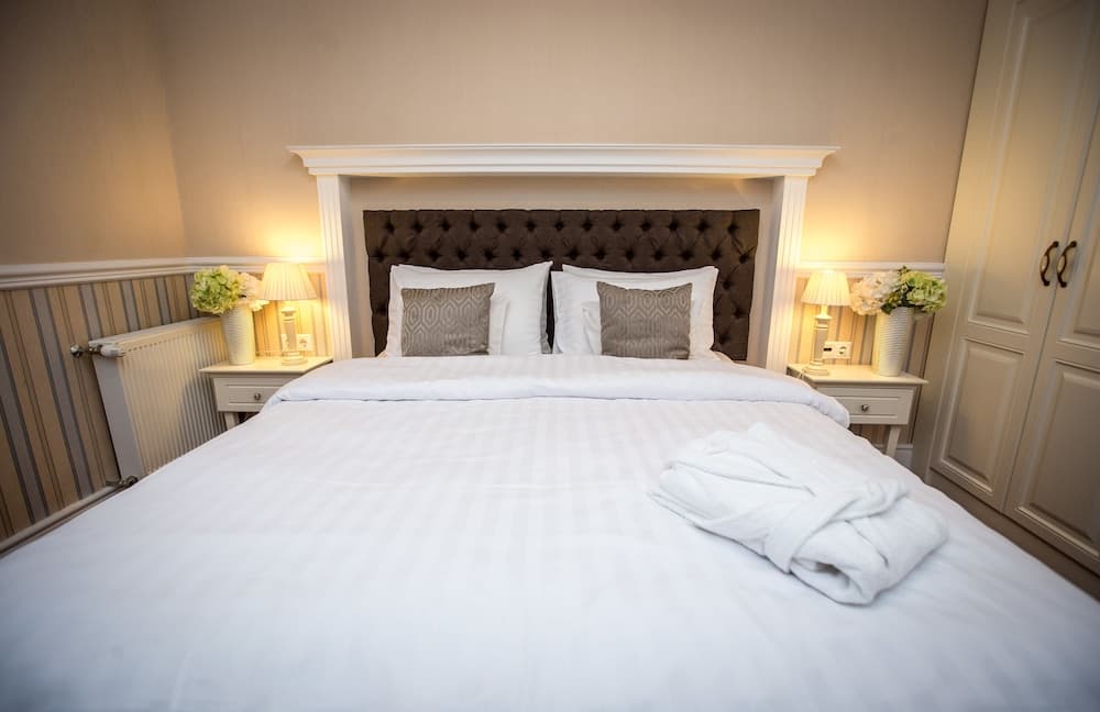 Queen's Court Hotel & Residence
