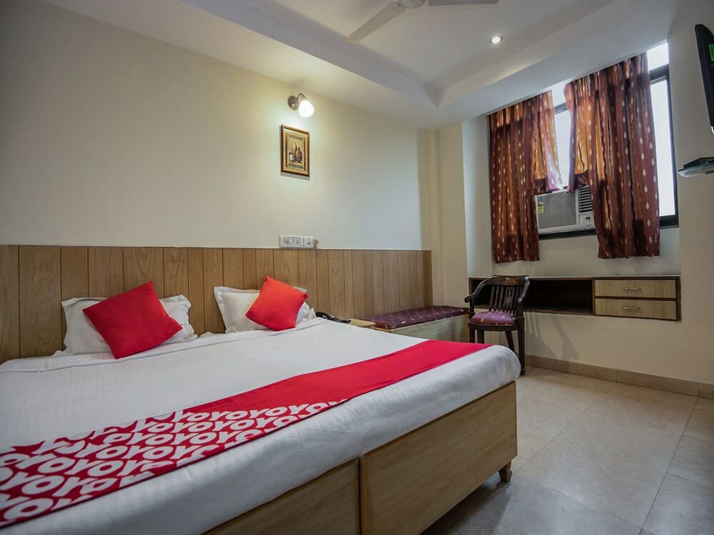 OYO Flagship 15411 pachim vihar metro station