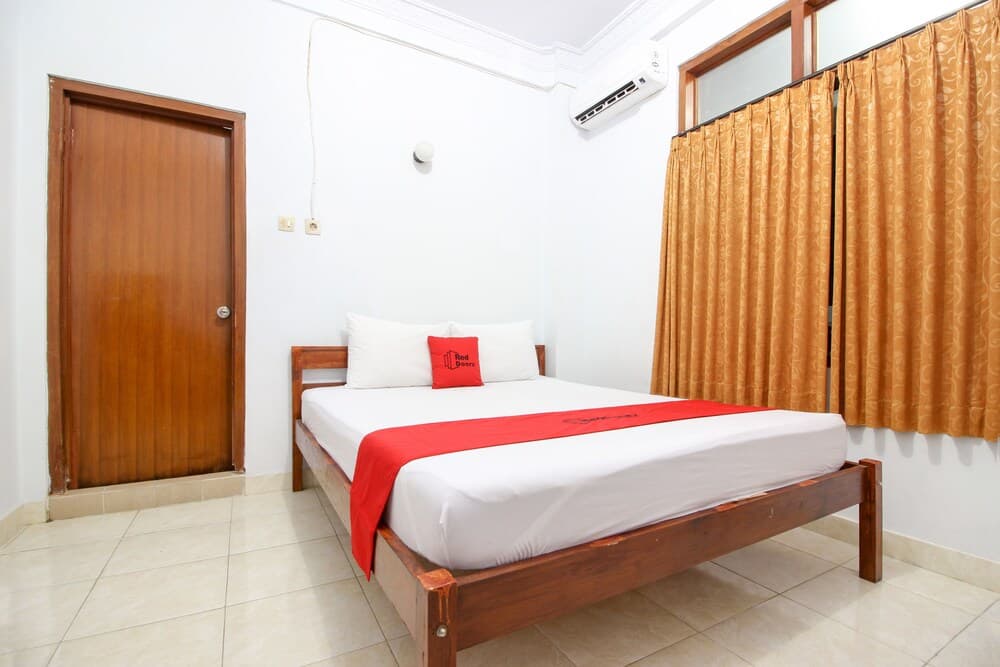 RedDoorz Plus Near Alun Alun Selatan