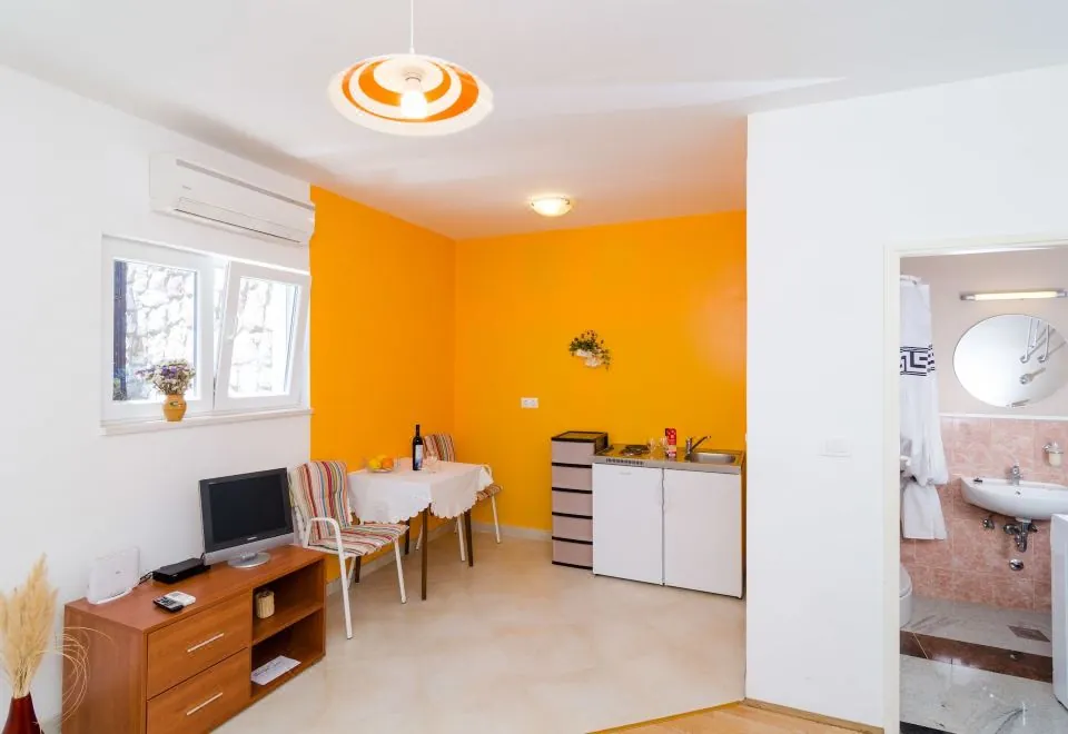Apartments & Rooms Tapera