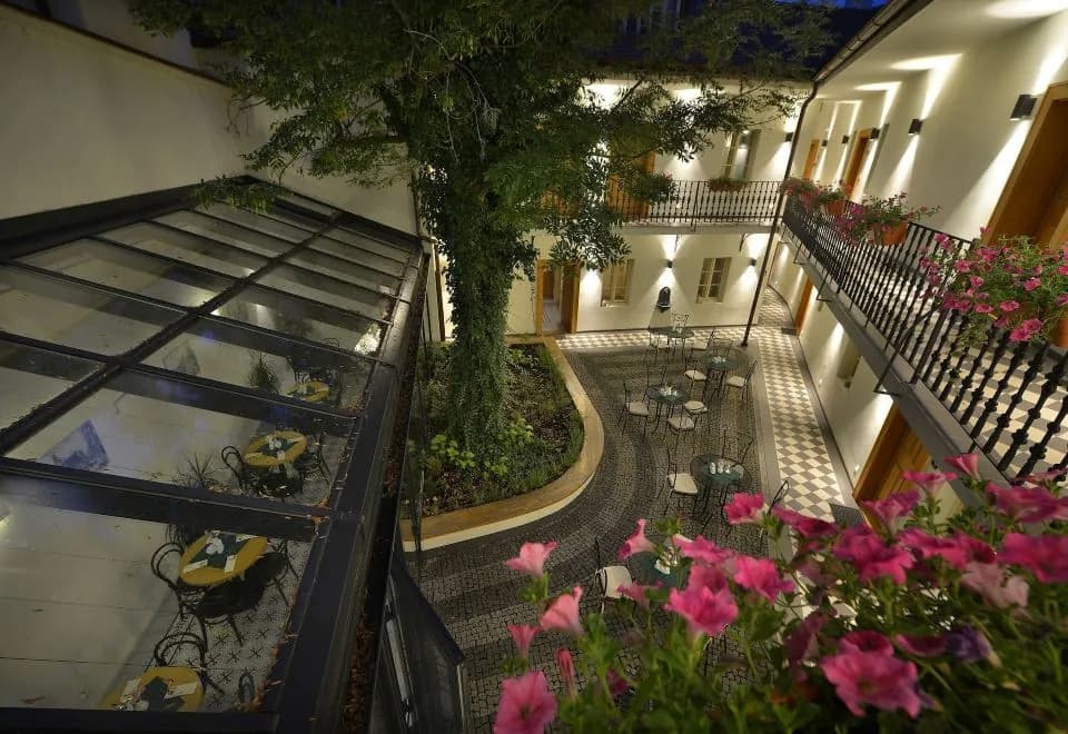 Hotel At the White Lily