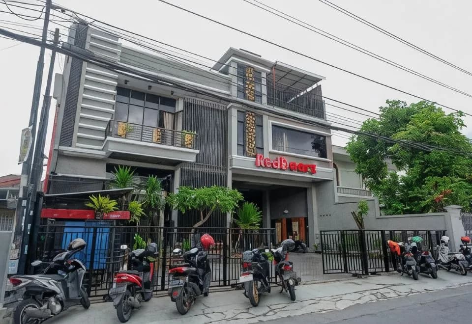 RedDoorz Plus near Amplaz Yogyakarta