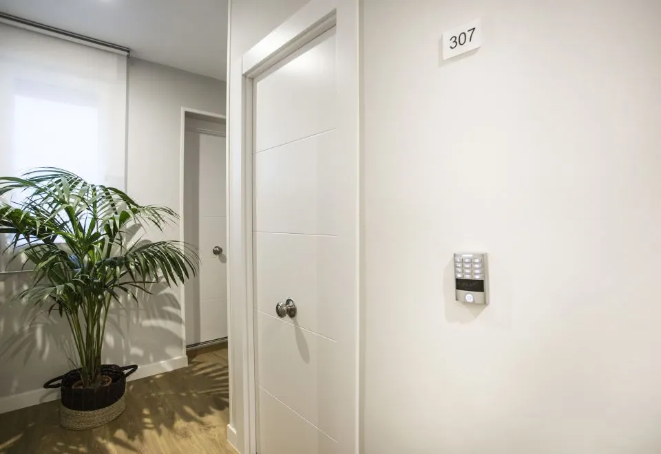 Hola Rooms
