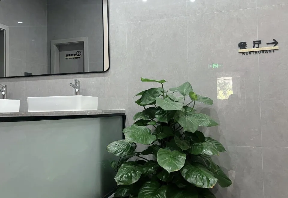 Yayi Hotel(Huangpu Dashadong Subway Station Store)