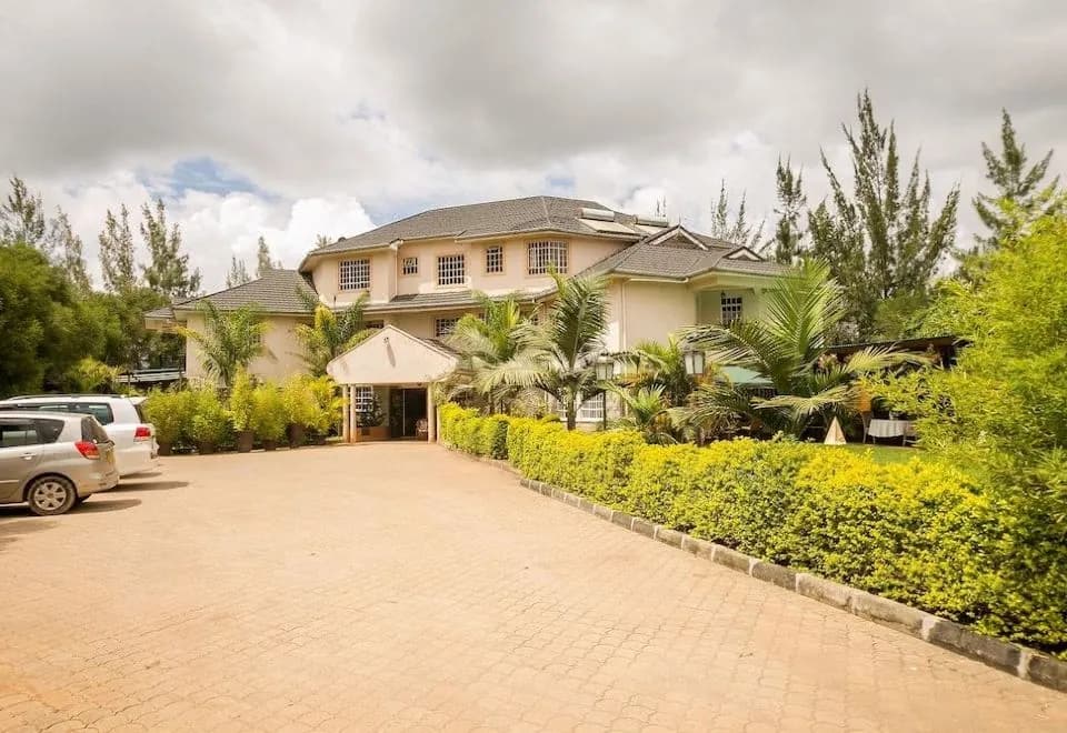 Karen Crescent Hotel