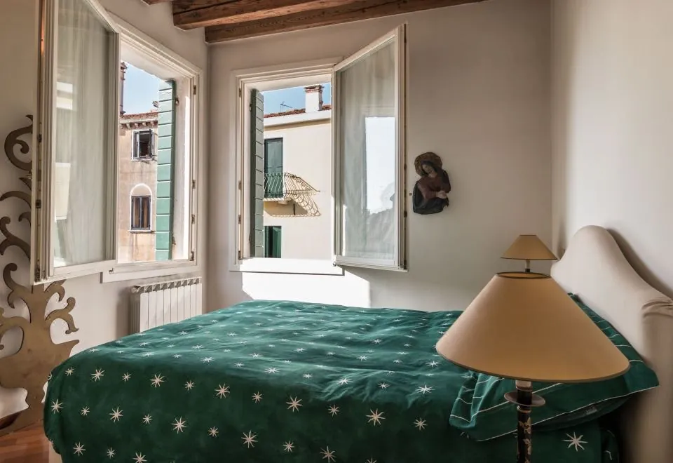 7 Windows on Venice