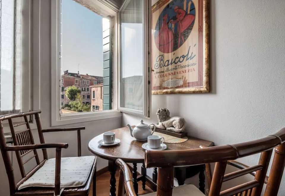 7 Windows on Venice