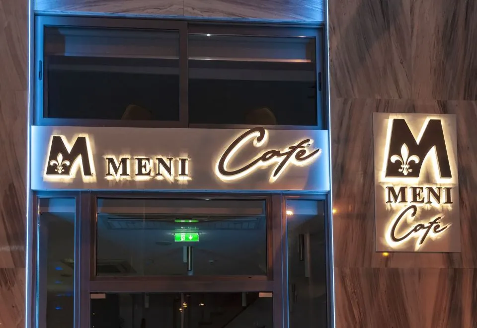 Meni Hotel & Apartments