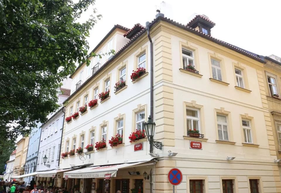 Hotel At the Golden Scissors