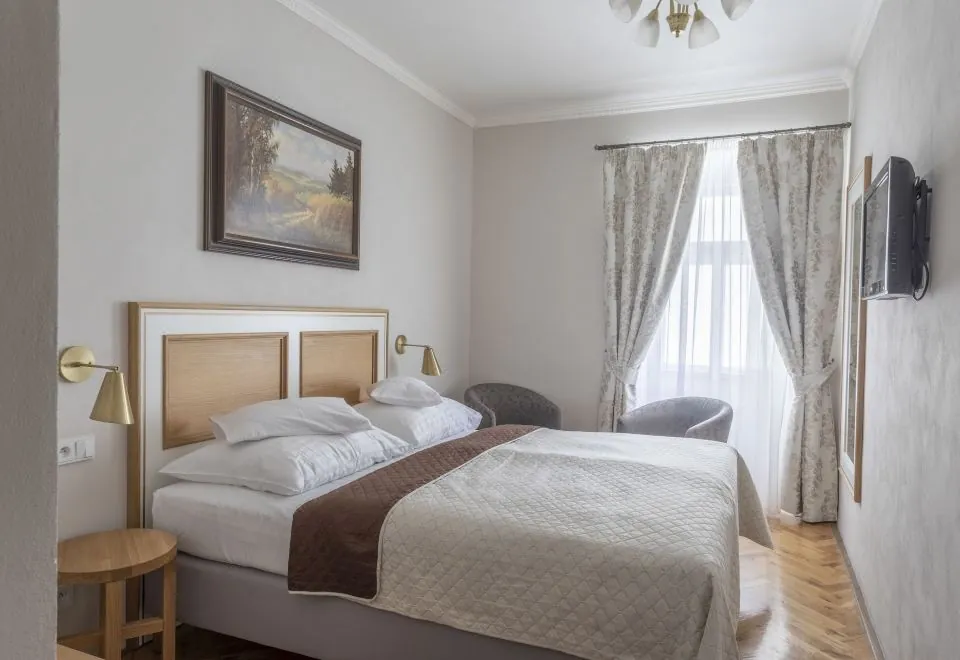 Hotel At the Golden Scissors