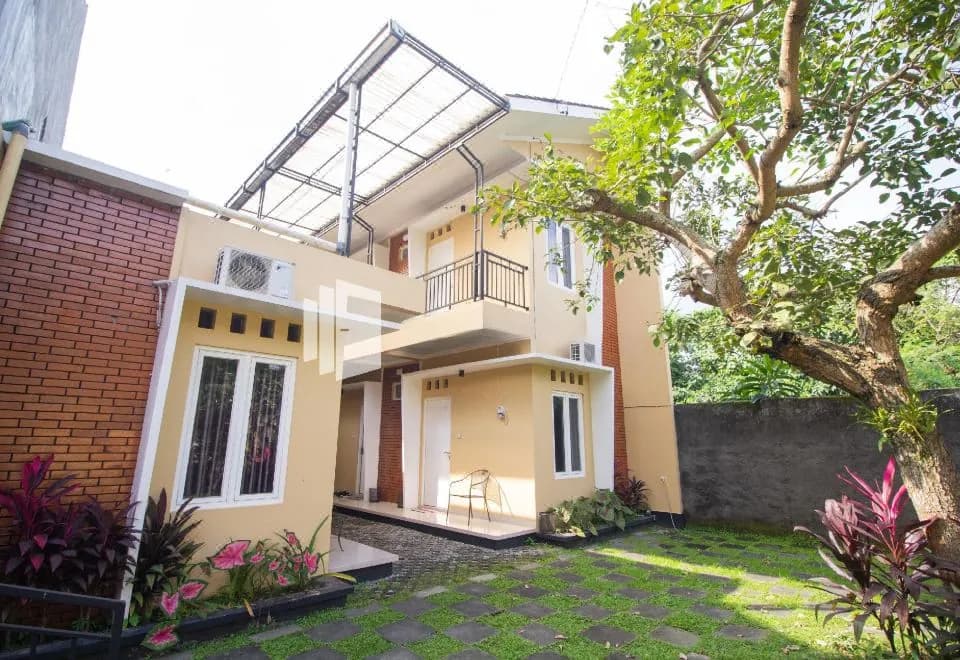 The Doctor Guest House Syariah Mitra RedDoorz near Pakuwon Mall Yogyakarta
