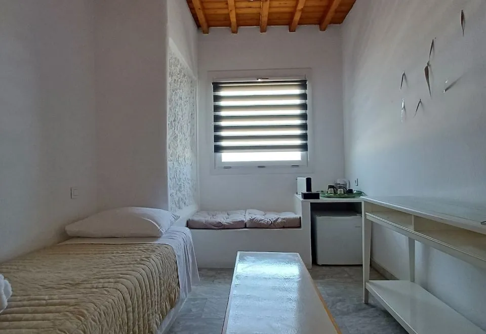 Manos Rooms
