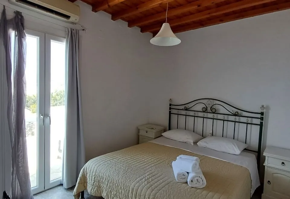 Manos Rooms