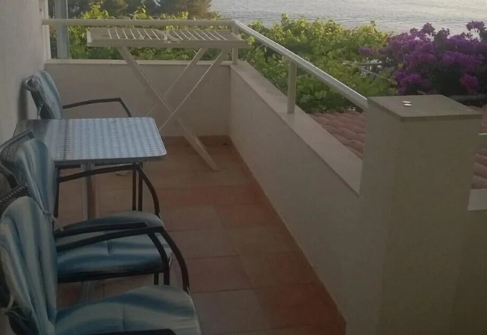 J & B Holiday House