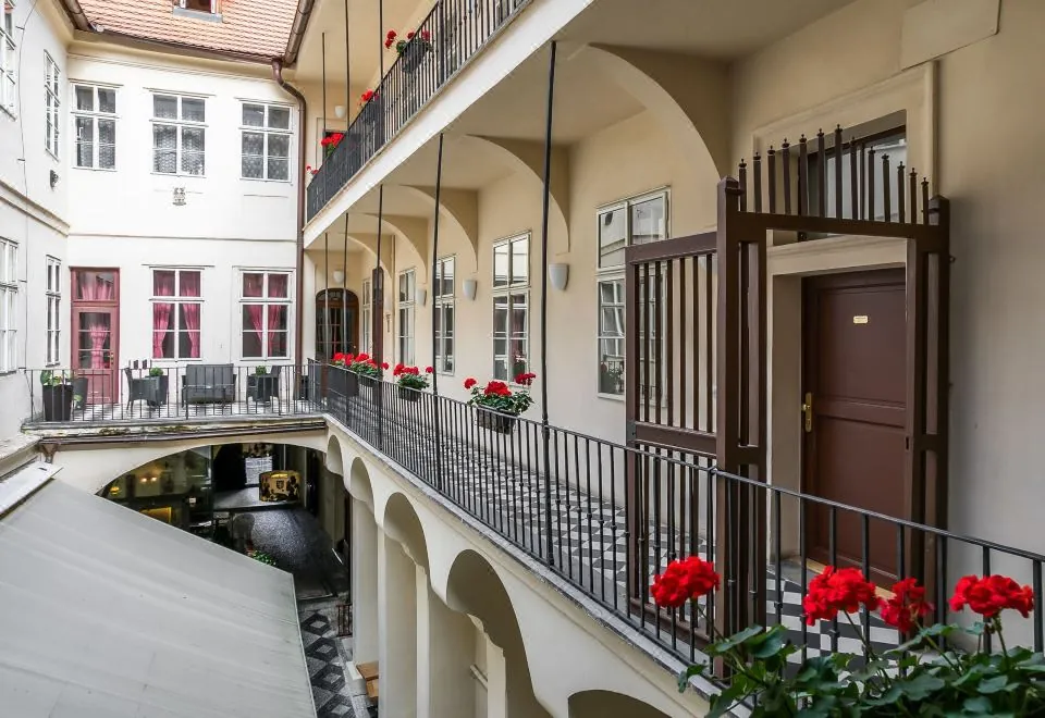 Three Golden Crowns Apartments