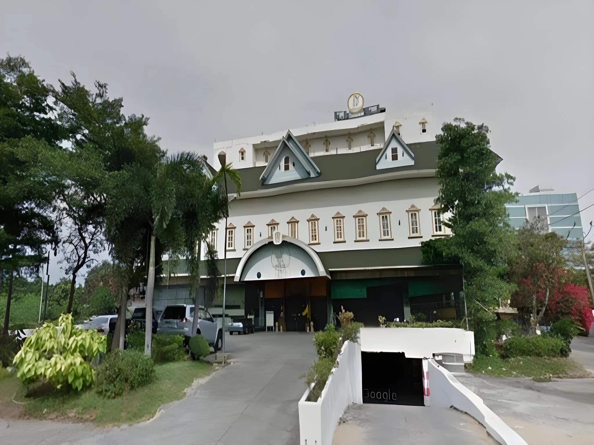 13 Coins Ngamwongwan Hotel