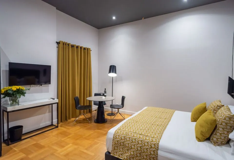 33 Solonos Suites