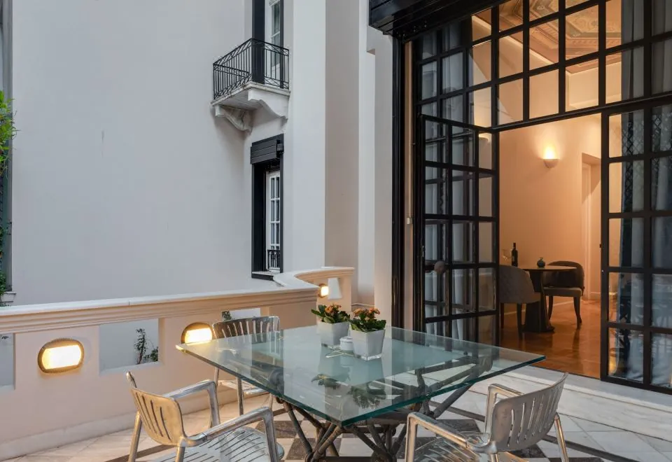 33 Solonos Suites