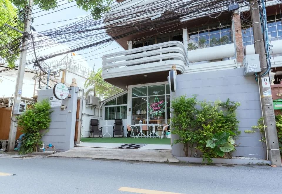 Ekkamai Buds & Beds - 420 Hostel