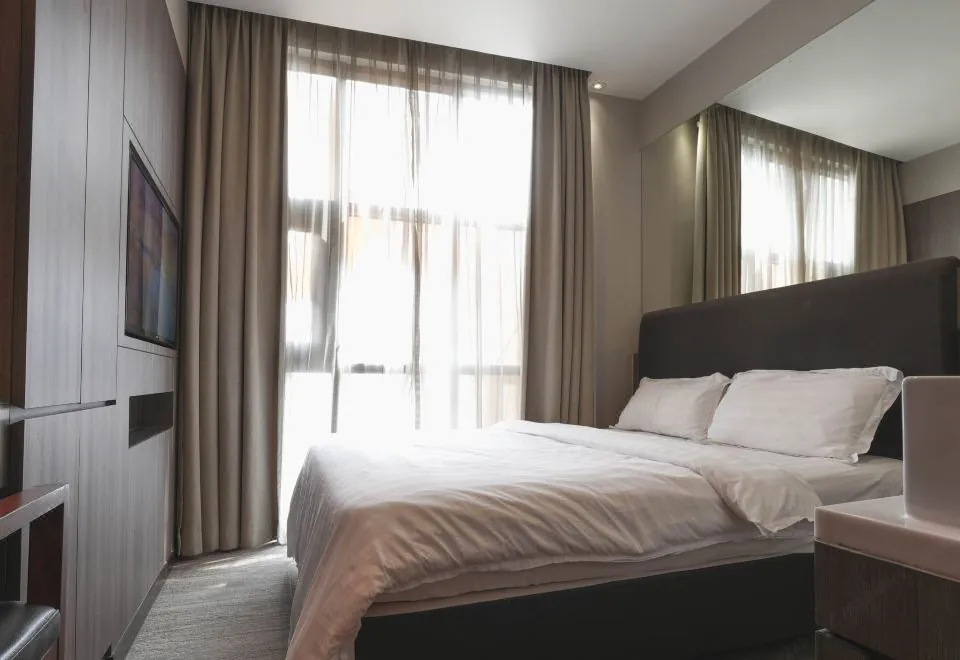 Amrise Hotel Kitchener, Check In 9PM, Check Out 8AM