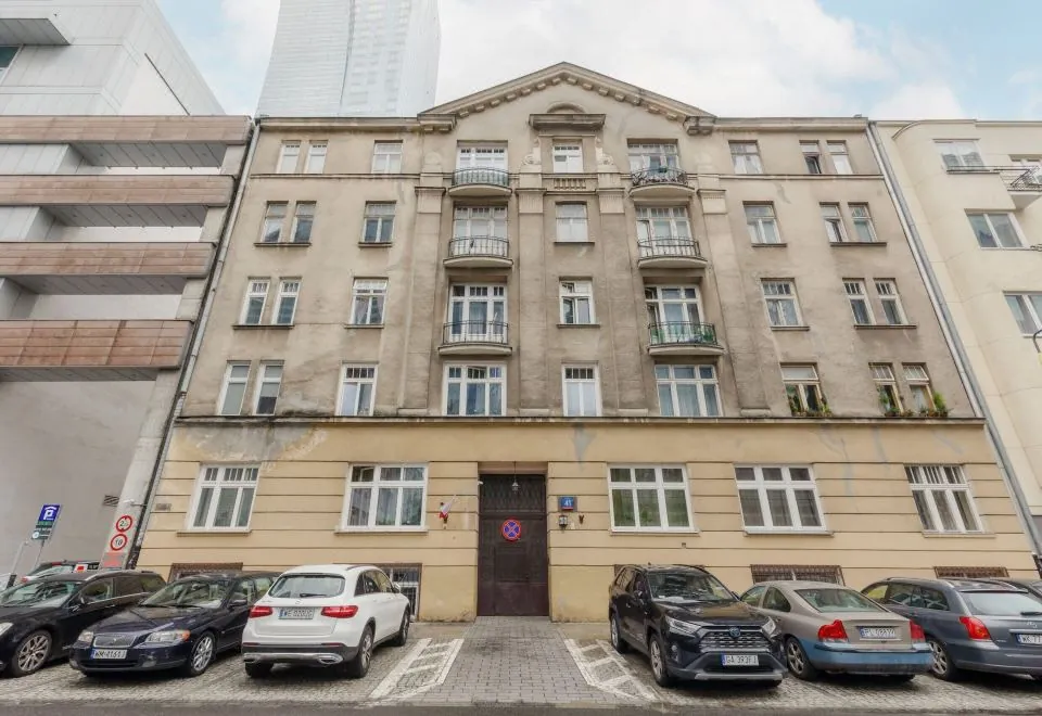 Metro Rondo ONZ Apartment by Renters