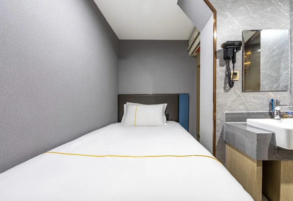 Haoting Light Luxury Hotel Zhenping Road Subway Station