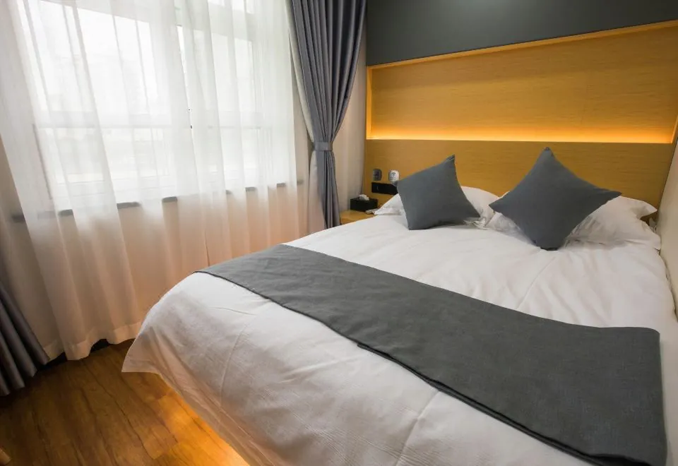 Zsmart Hotel (Shanghai South Railway Station Xuhui Stadium Subway Station)